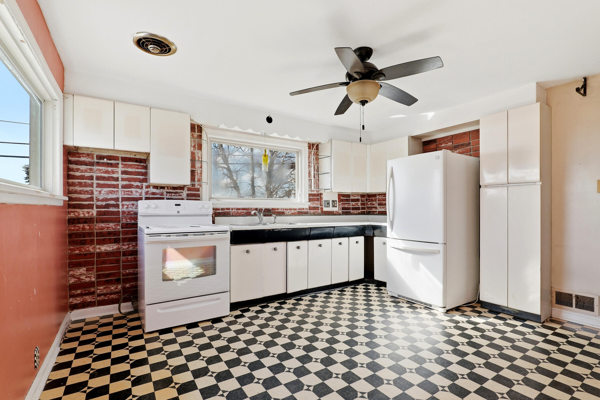 3240 Memorial Drive Two Rivers, WI 54241 - Photo 10 of 29 3240_Memorial_Drive_Two_Rivers_015