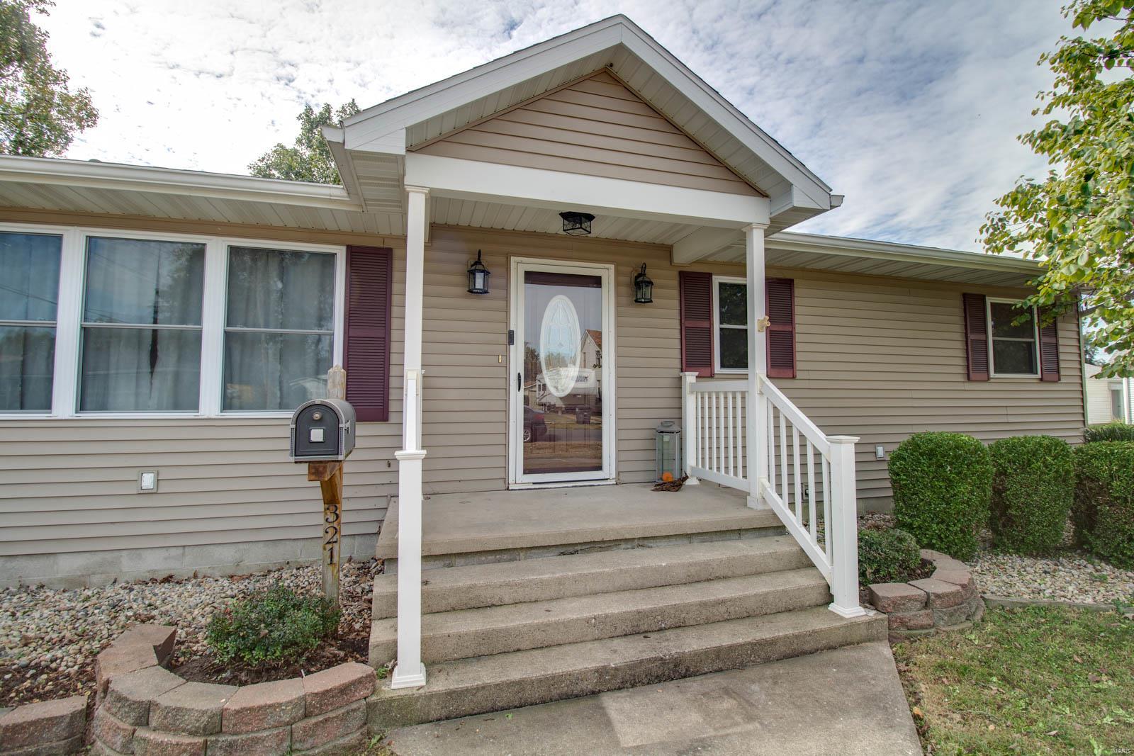 321 Locust Carrollton, IL 62016 - Photo 4 of 37 Gallery Image 4