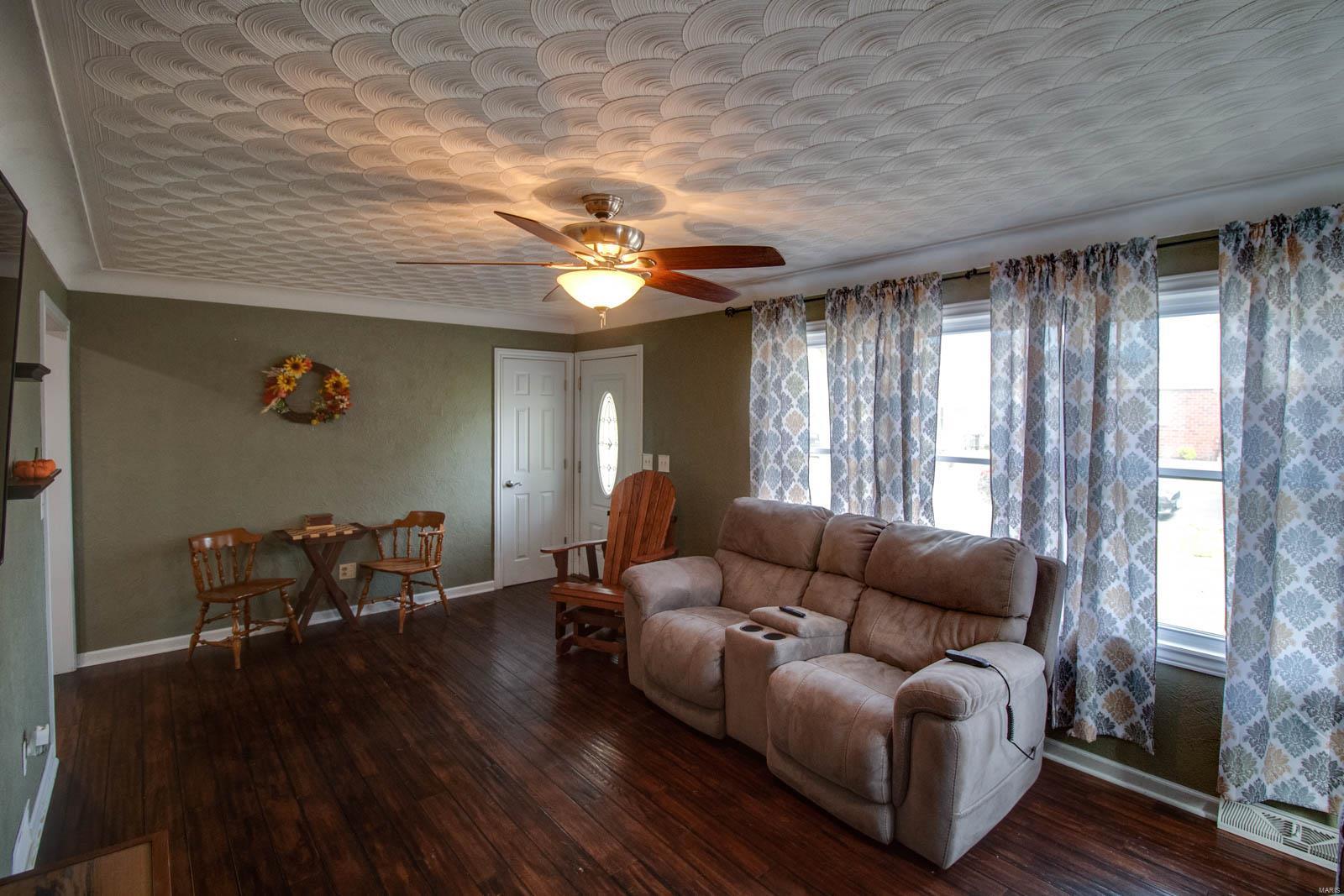 321 Locust Carrollton, IL 62016 - Photo 5 of 37 Gallery Image 5