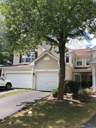 $2,100 | 125 Capella Court, Lake In The Hills, IL 60156