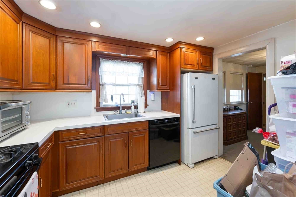 18 Wellesley Road Arlington, MA 02474 - Photo 9 of 34 Gallery Image 9