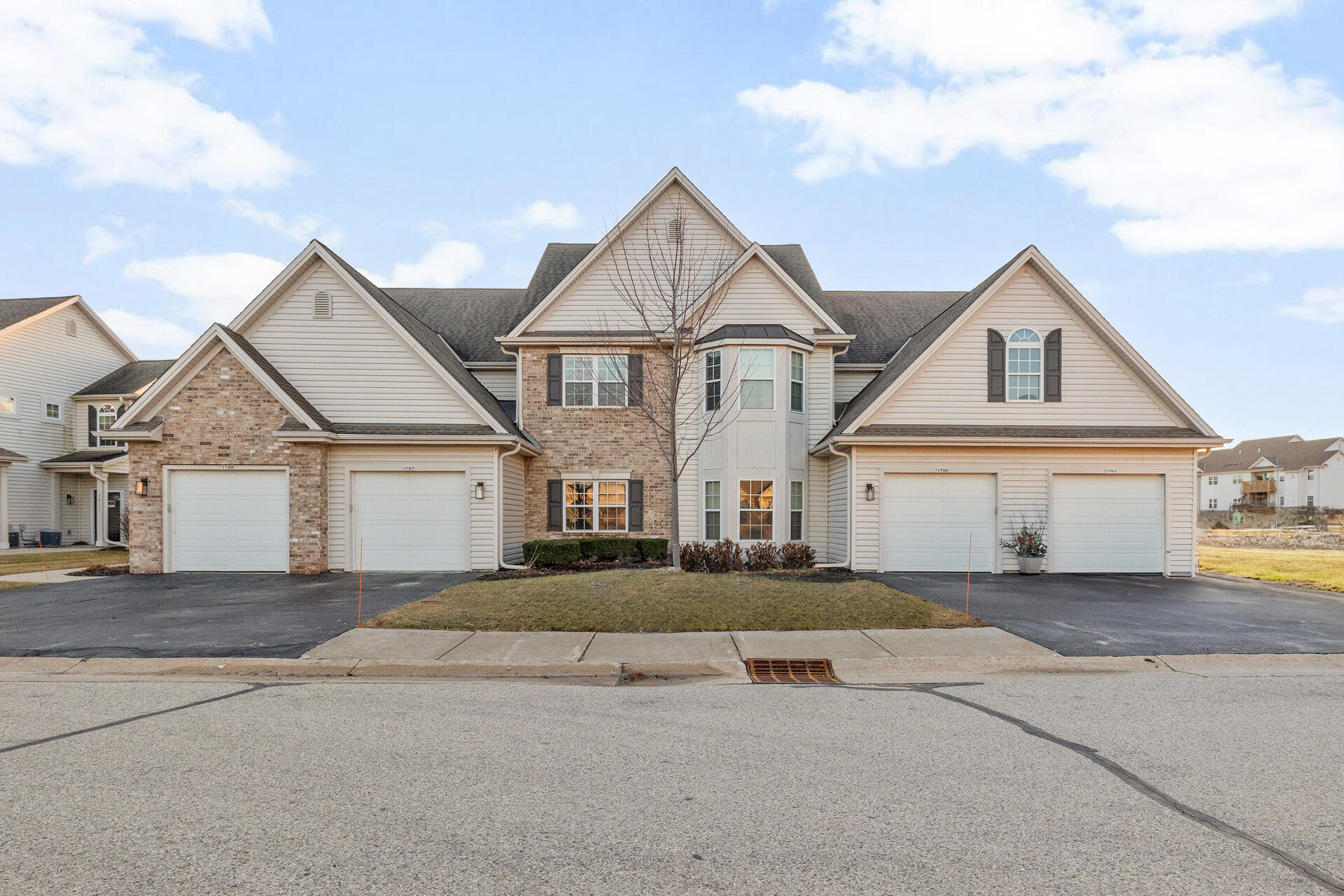 1-Exterior_1799 Woodland Way