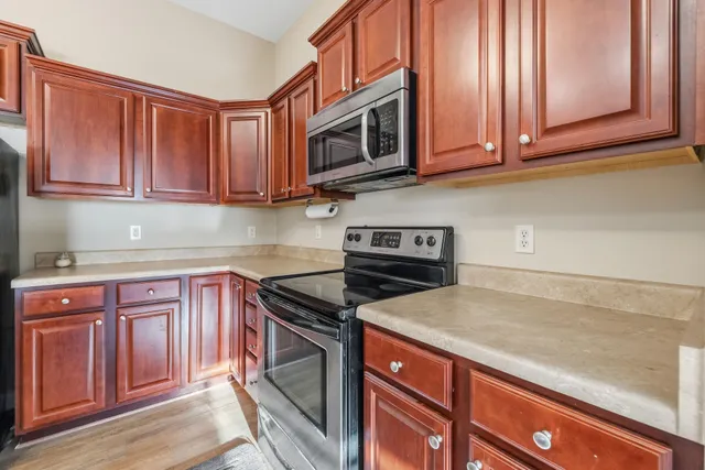 $269,900 | 1799 Woodland Way, Slinger, WI 53086