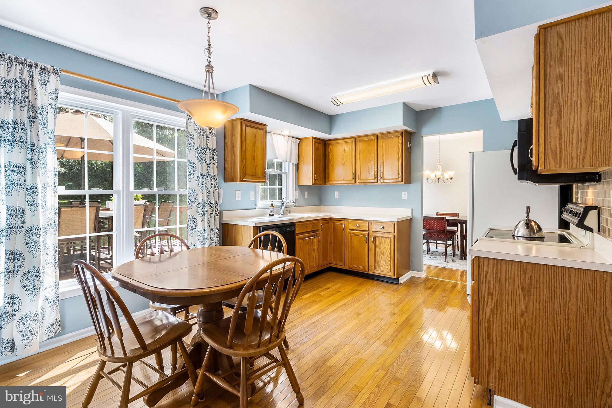 122 Ashley Road Phoenixville, PA 19460 - Photo 8 of 25 Kitchen with eat in breakfast area
