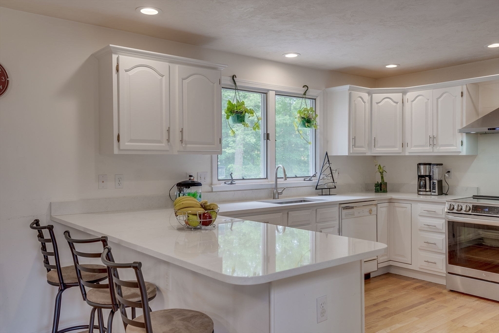 54 Concord Road Bedford, MA 01730 - Photo 4 of 41 Gallery Image 4