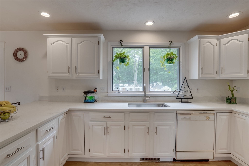 54 Concord Road Bedford, MA 01730 - Photo 5 of 41 Gallery Image 5