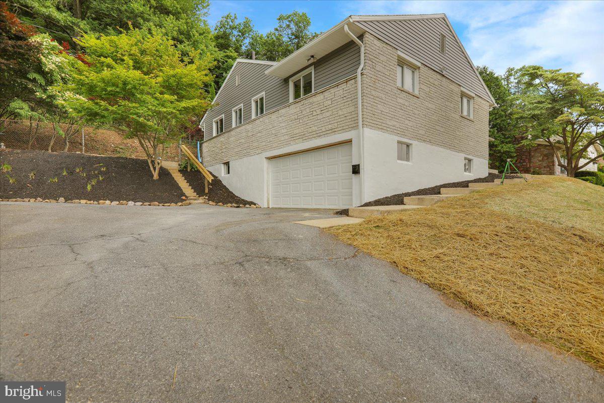 406 Hill Avenue Reading, PA 19606 - Photo 4 of 36