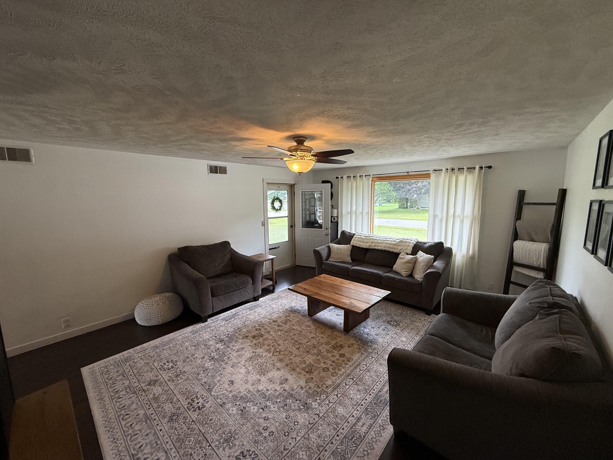 1400 Perry Street Manistee, MI 49660 - Photo 5 of 34 Living room