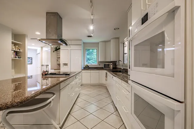 $1,399,900 | 15 Inverness Road, Falmouth, ME 04105