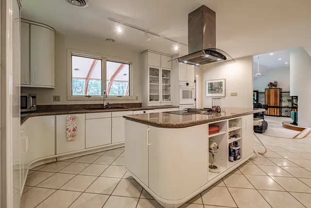 $1,399,900 | 15 Inverness Road, Falmouth, ME 04105