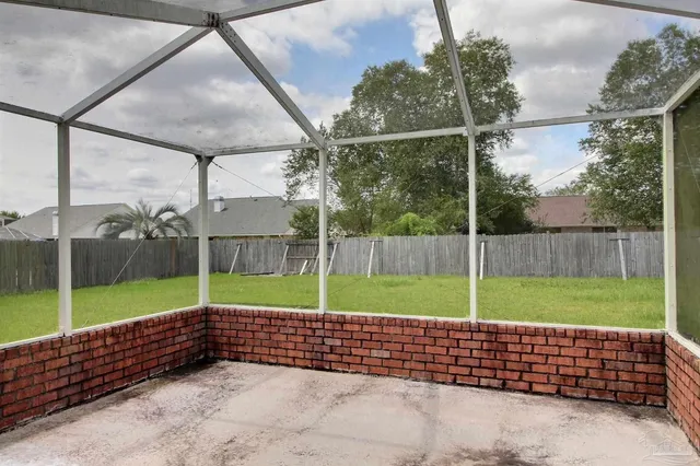 a view of a backyard