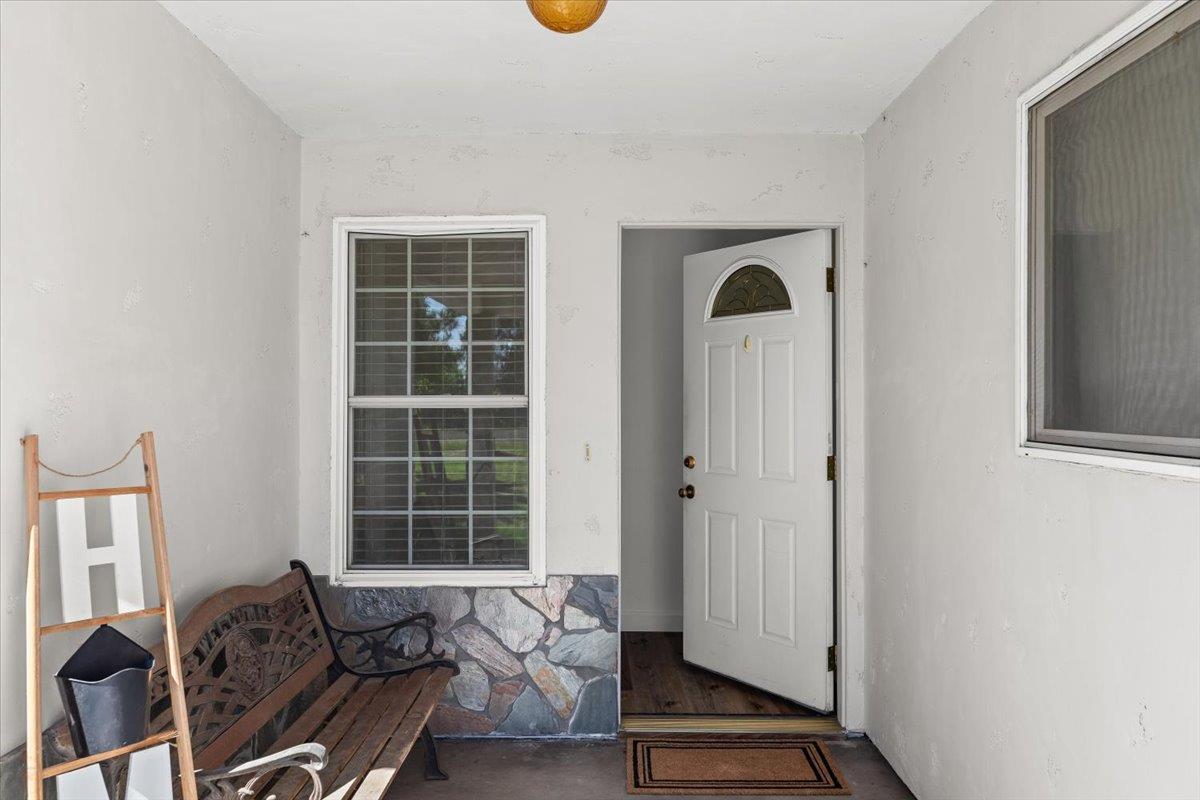 185 East Wyman Road French Camp, CA 95231 - Photo 6 of 44 a living room with furniture