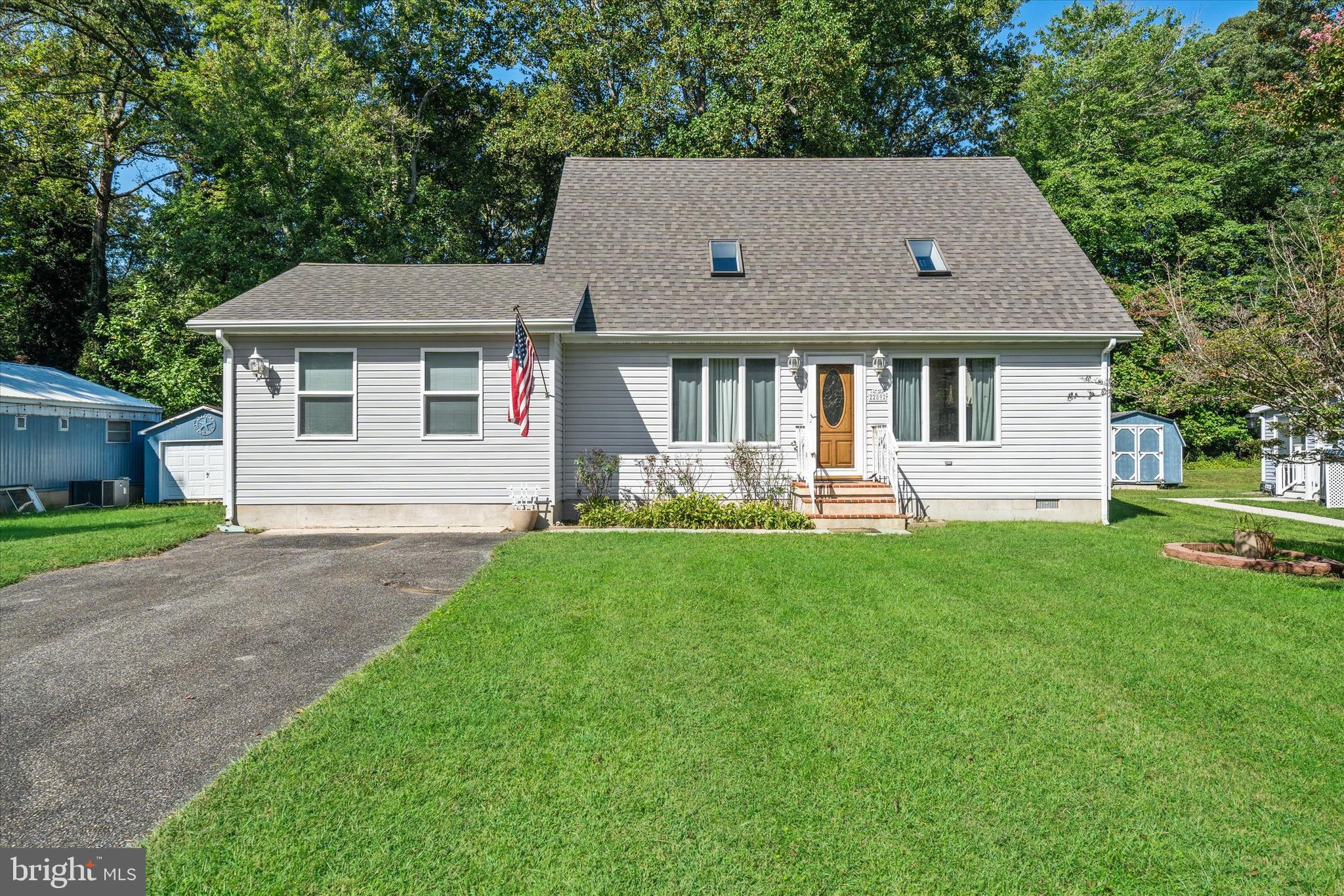 a view of a house with backyard and garden