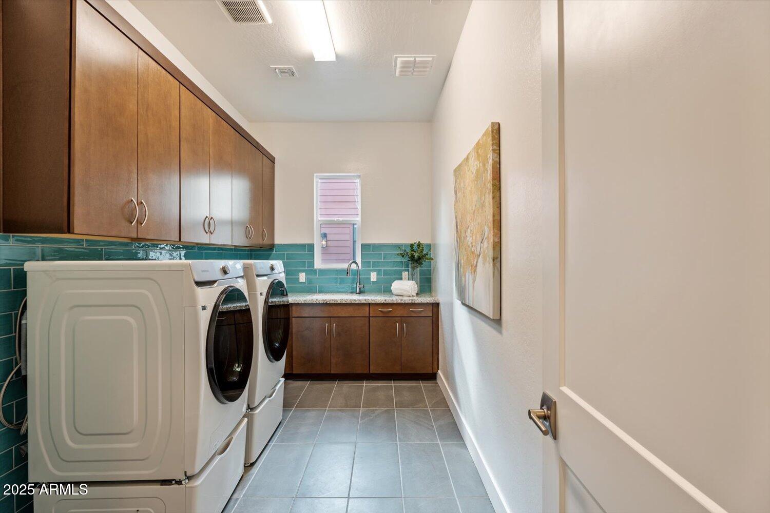 9527 South 13th Way Phoenix, AZ 85042 - Photo 21 of 44 a utility room with dryer and washer
