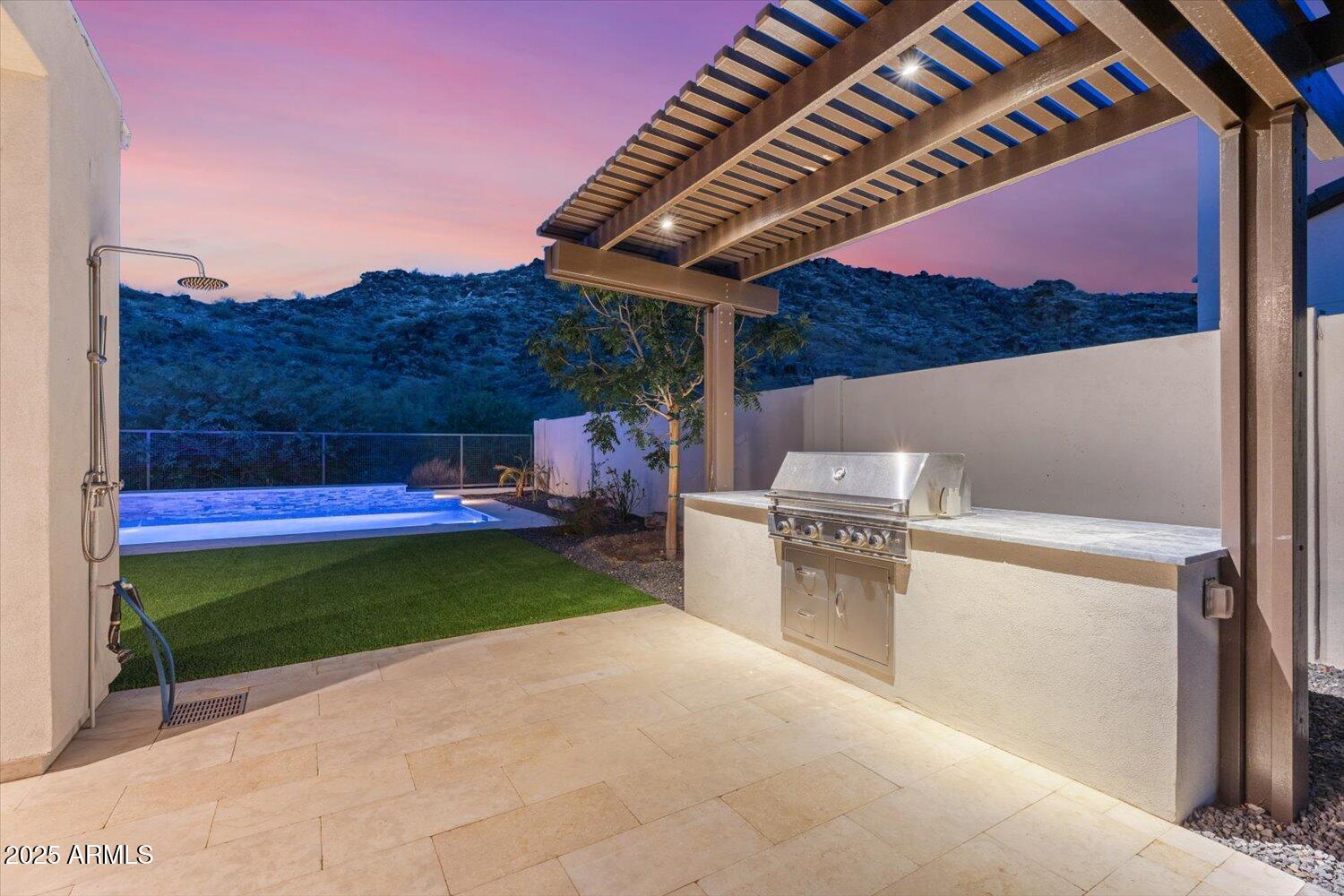 9527 South 13th Way Phoenix, AZ 85042 - Photo 28 of 44 a view of a backyard with a tub and a garden