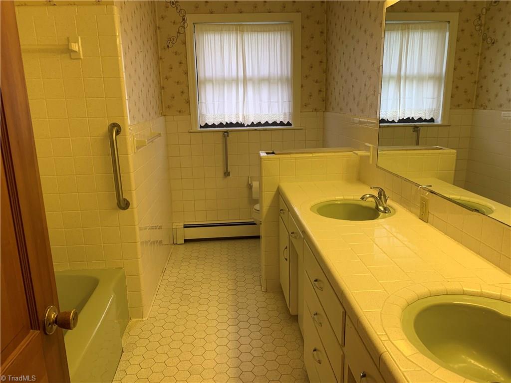 788 Pickett Road Lexington, NC 27295 - Photo 10 of 25 large hall bath