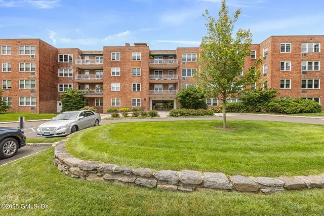 $995,000 | 4 Putnam Hill, Unit 4G, Greenwich, CT 06830