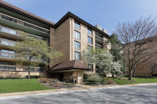 1621 Mission Hills Road, Unit 108 Northbrook, IL 60062 - Photo 1 of 8
