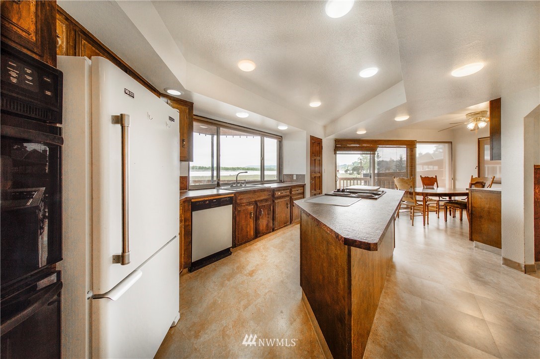 7461 Willow Grove Road Longview, WA 98632 - Photo 14 of 31 a kitchen with stainless steel appliances granite countertop a refrigerator a sink a stove and a refrigerator