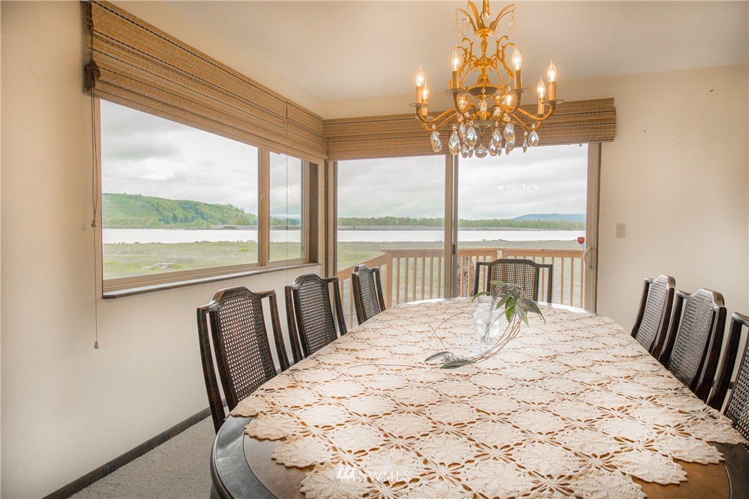 7461 Willow Grove Road Longview, WA 98632 - Photo 17 of 31 a large bedroom with a large bed and a large window