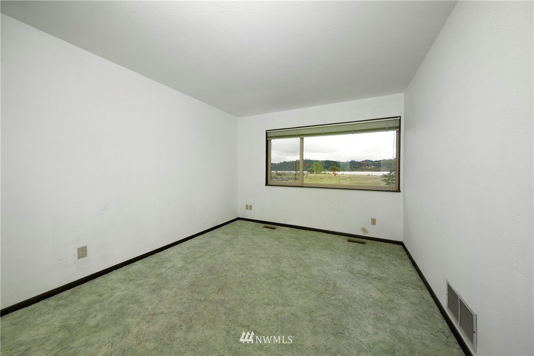 7461 Willow Grove Road Longview, WA 98632 - Photo 20 of 31 an empty room with window