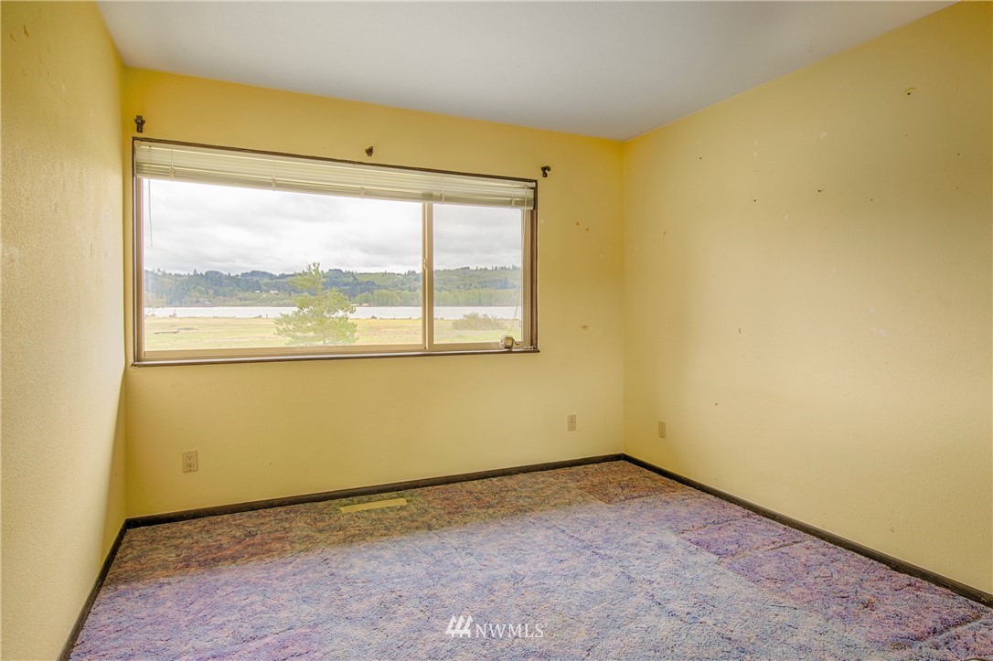 7461 Willow Grove Road Longview, WA 98632 - Photo 21 of 31 an empty room with a window