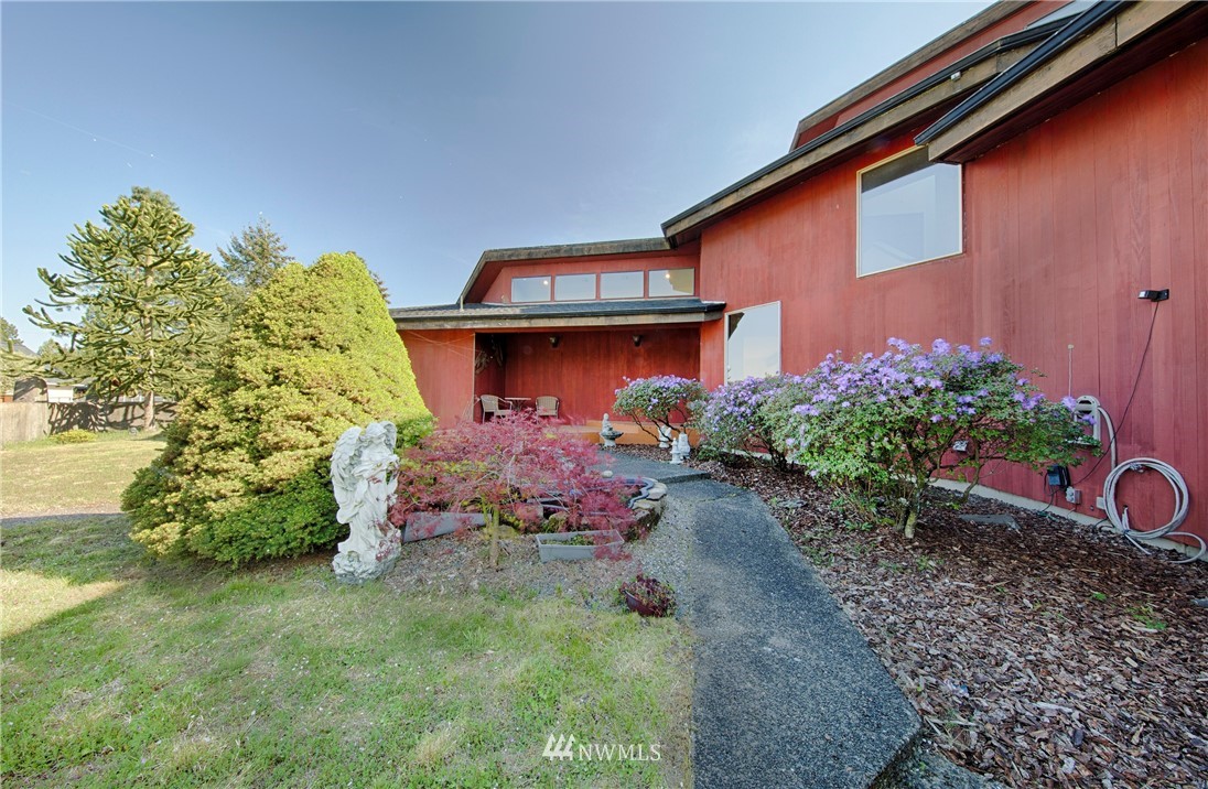 7461 Willow Grove Road Longview, WA 98632 - Photo 5 of 31 a front view of a house with garden