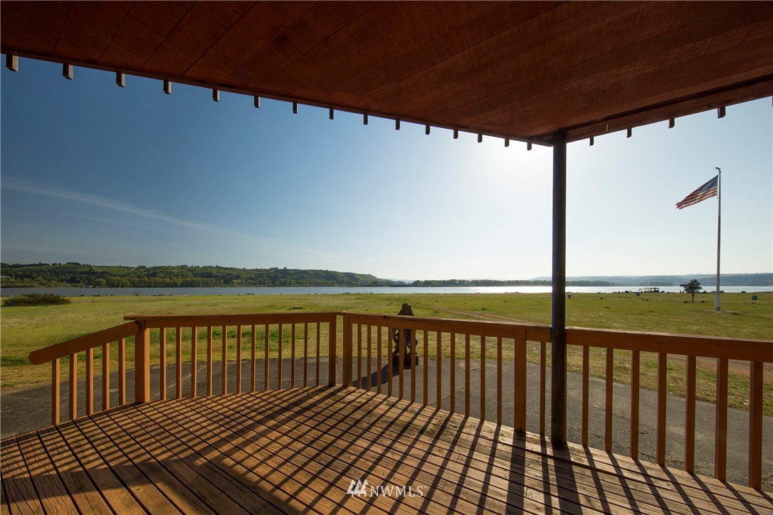 7461 Willow Grove Road Longview, WA 98632 - Photo 8 of 31 a view of balcony with wooden floor