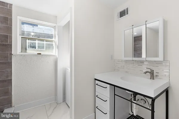$1,600 | 1807 South 9th Street, Unit 2, Philadelphia, PA 19148