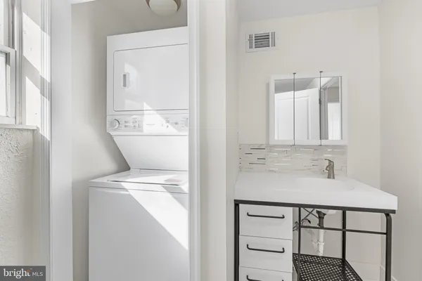 $1,600 | 1807 South 9th Street, Unit 2, Philadelphia, PA 19148