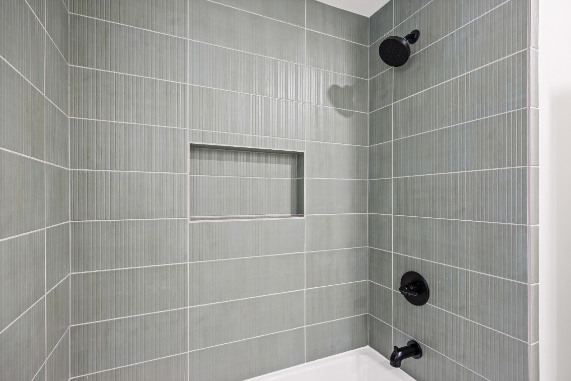 4609 Cliffstone Cove Austin, TX 78735 - Photo 20 of 33 Full bath featuring tub / shower combination