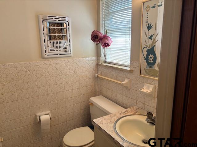 152 County Road 2131 Rusk, TX 75785 - Photo 20 of 43 a bathroom with a toilet sink and mirror