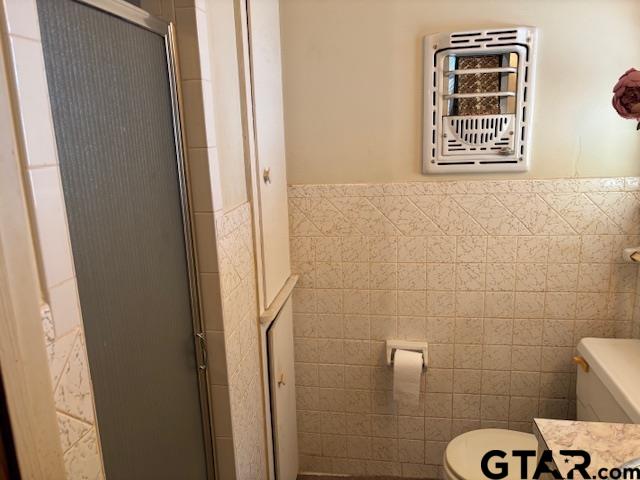 152 County Road 2131 Rusk, TX 75785 - Photo 22 of 43 a bathroom with a window