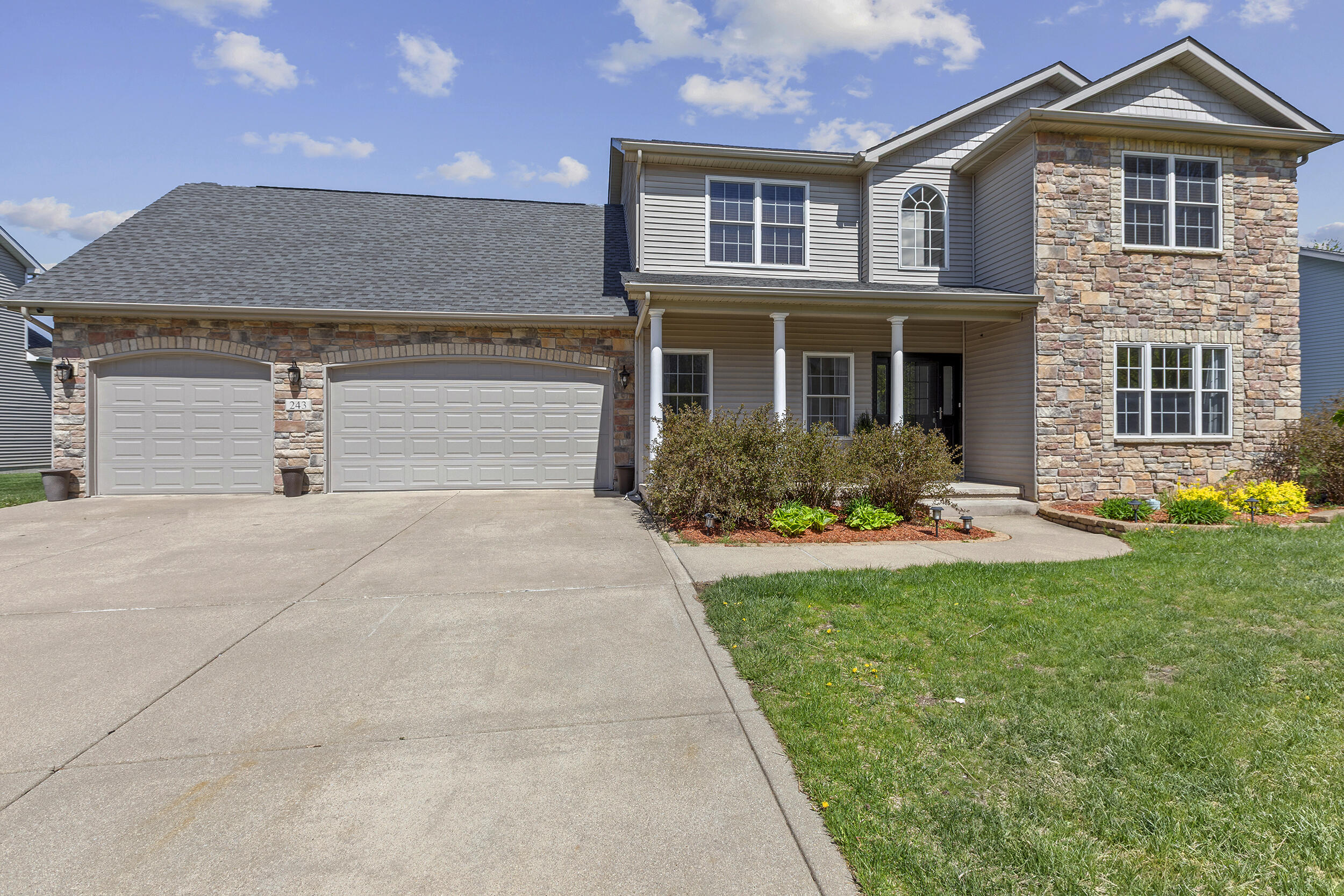 243 Eagle Ridge Drive Valparaiso, IN 46385 - Photo 3 of 52 2500x1667