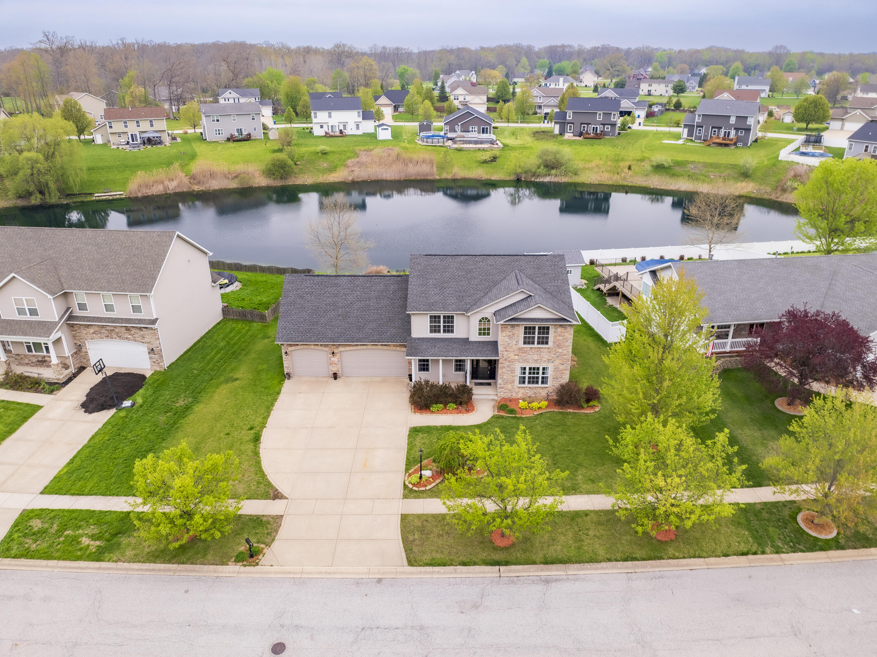 243 Eagle Ridge Drive Valparaiso, IN 46385 - Photo 6 of 52 3000x2247