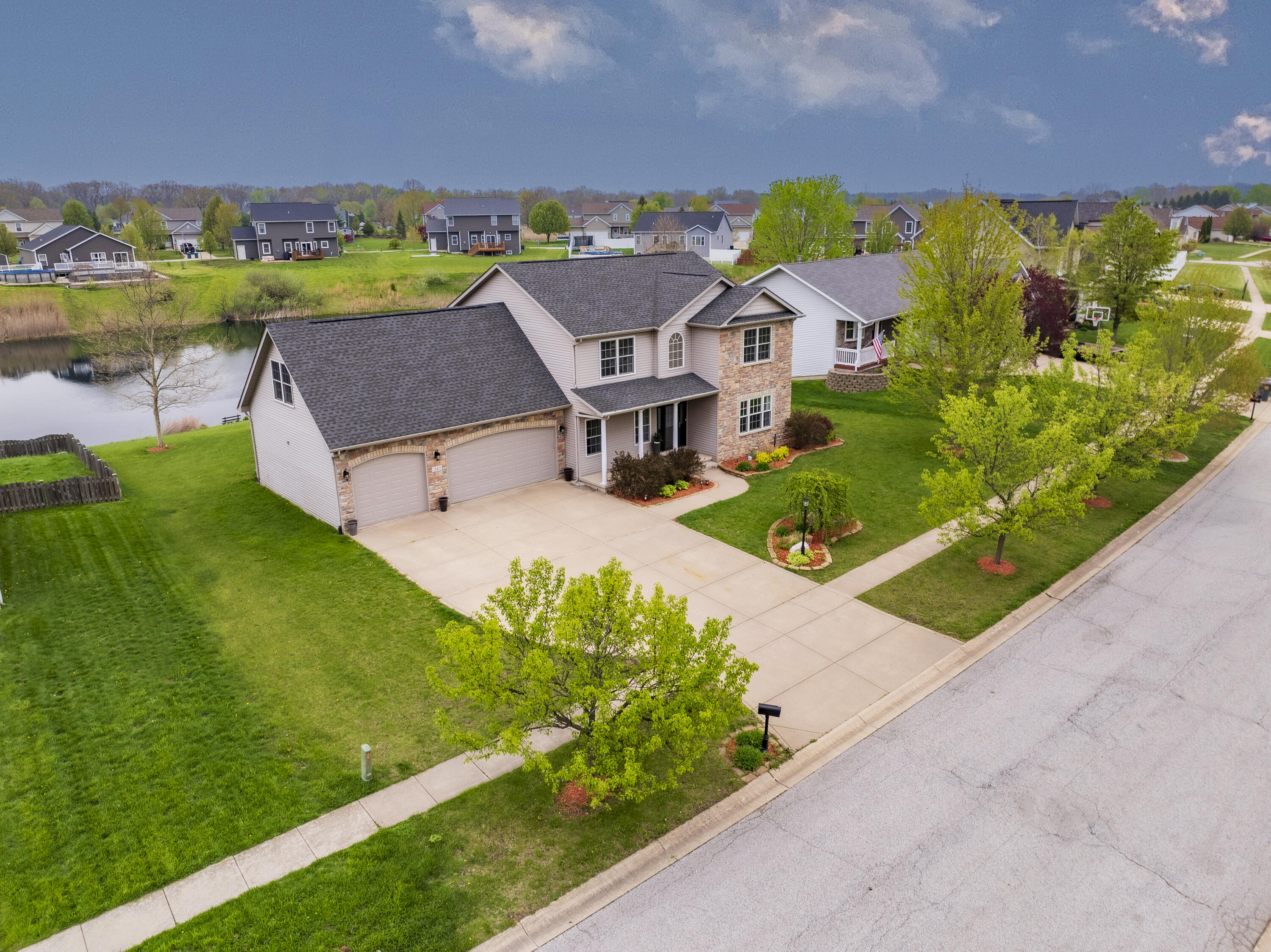 243 Eagle Ridge Drive Valparaiso, IN 46385 - Photo 8 of 52 3000x2247