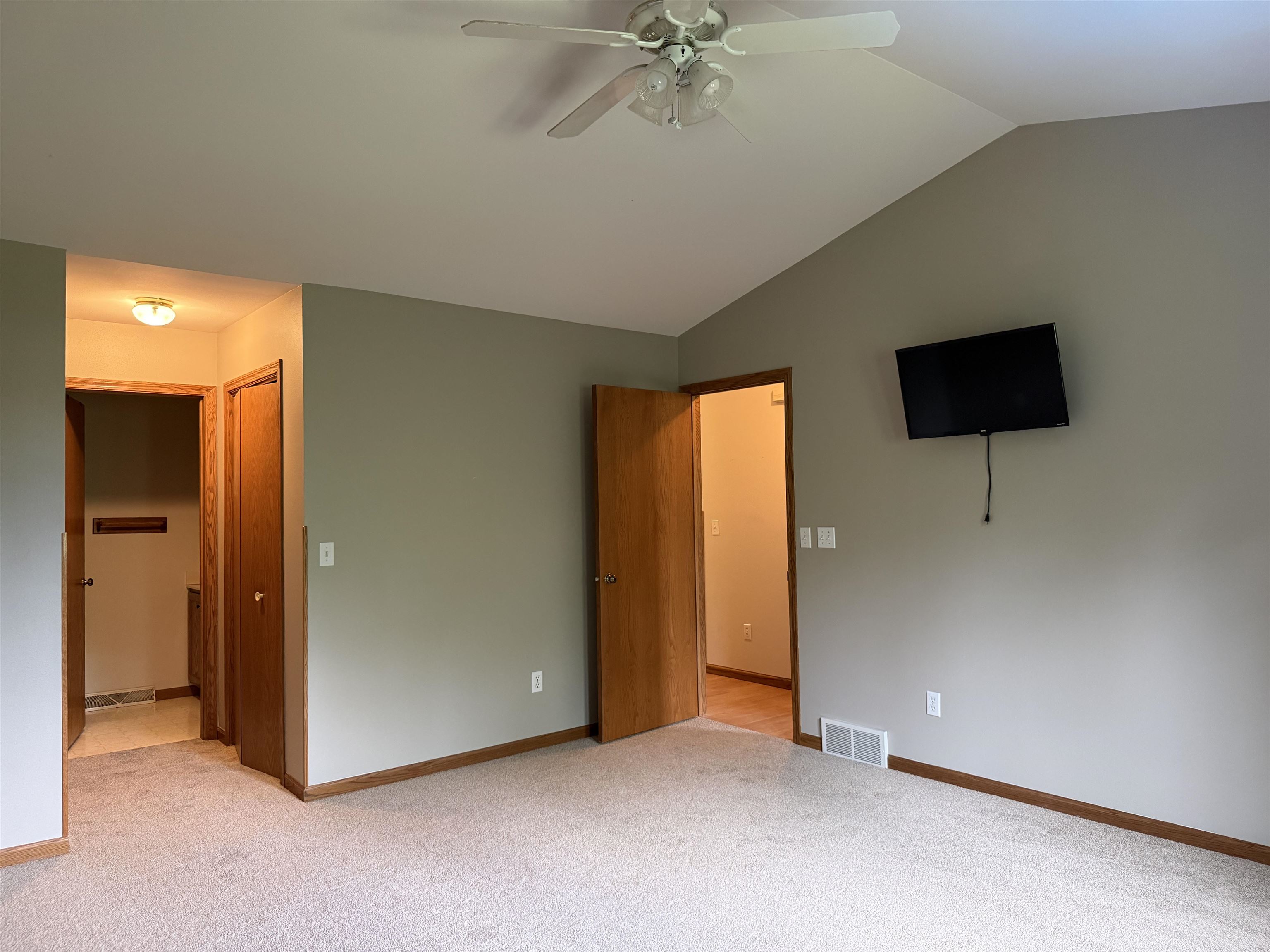 1045 Saddle Ridge Portage, WI 53901 - Photo 4 of 43
