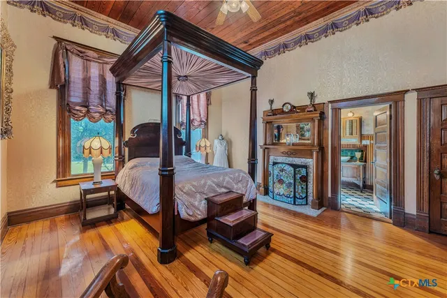 a house view with backyard space