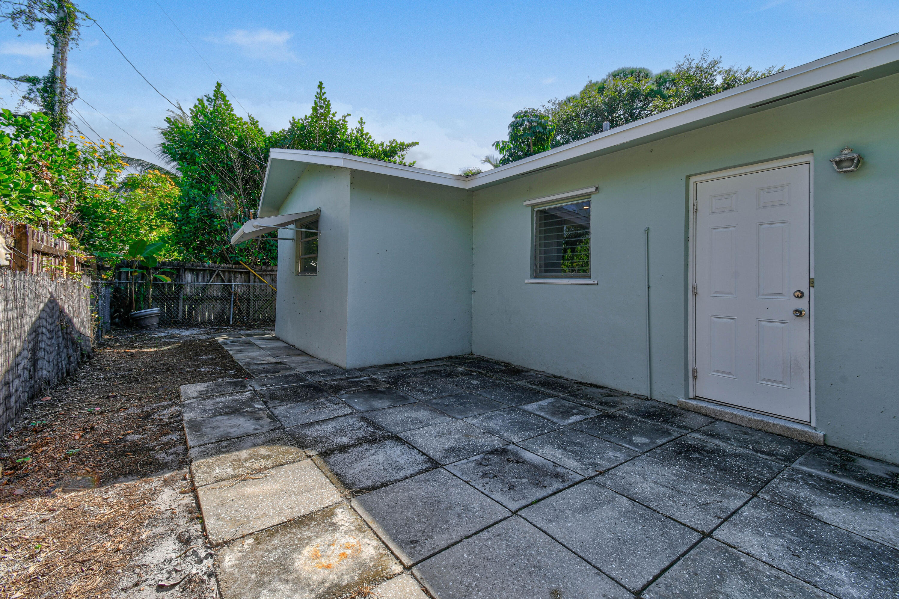 356 Cedar Avenue Tequesta, FL 33469 - Photo 46 of 51 a backyard of a house