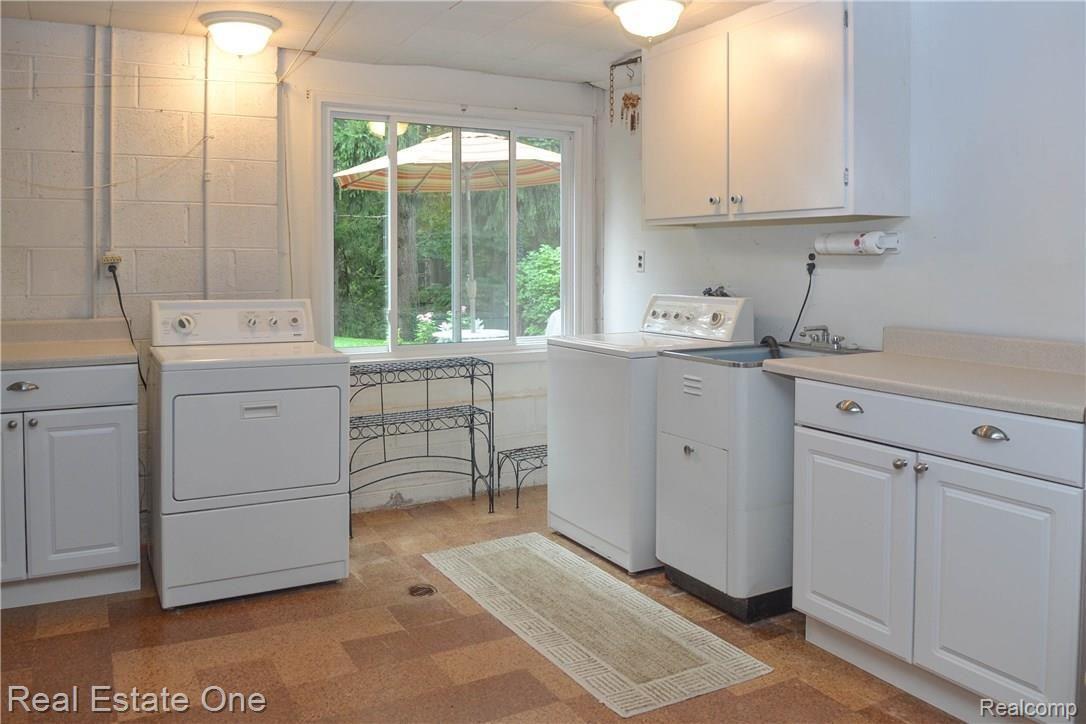 988 Top View Road Bloomfield Hills, MI 48304 - Photo 18 of 22 laundry room.jpg