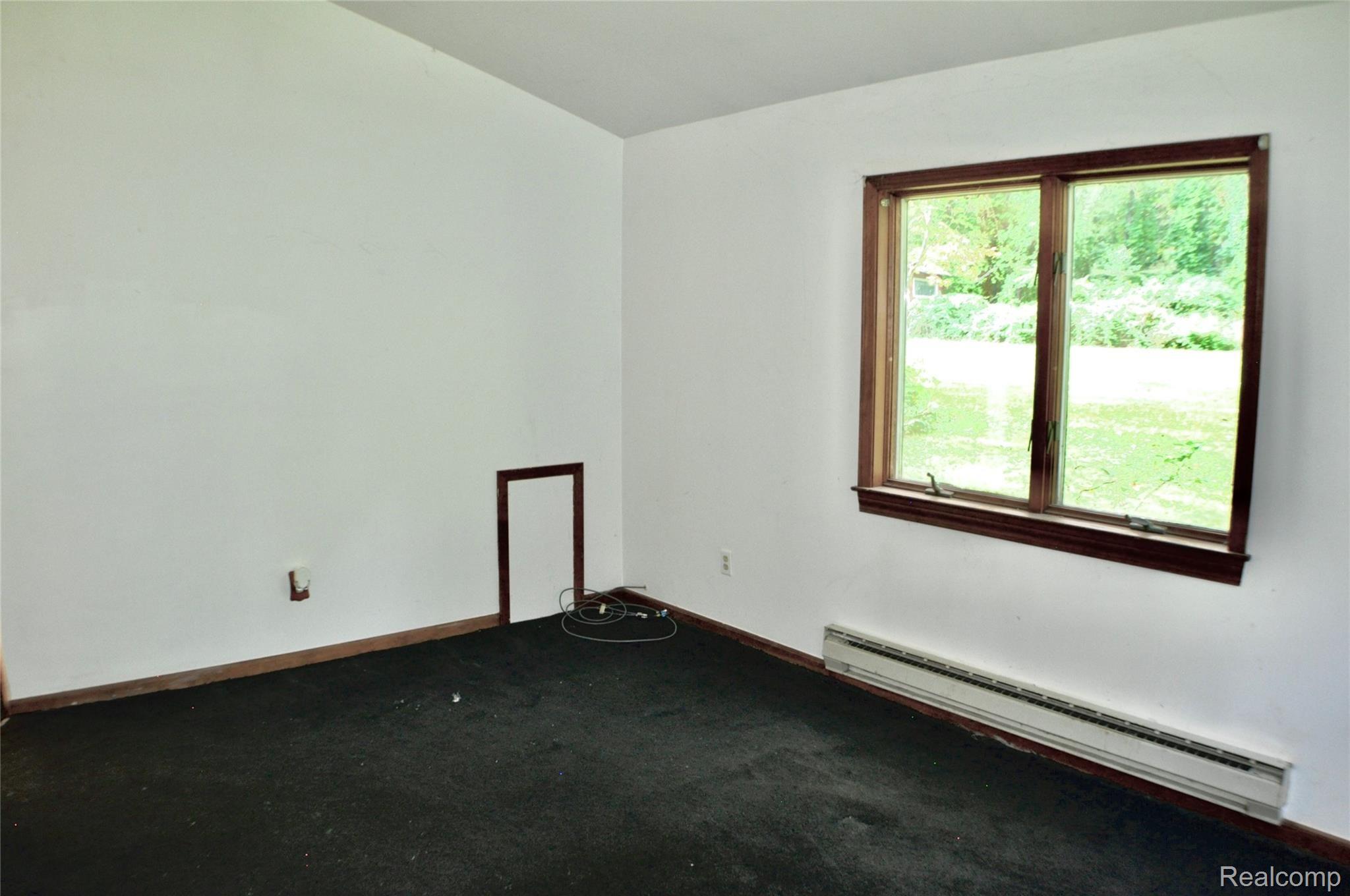 1245 East Buno Road Milford, MI 48381 - Photo 15 of 30 Master Bedroom with vaulted ceiling.