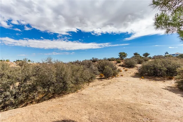 $749,900 | 8384 Highland Court, Oak Hills, CA 92344