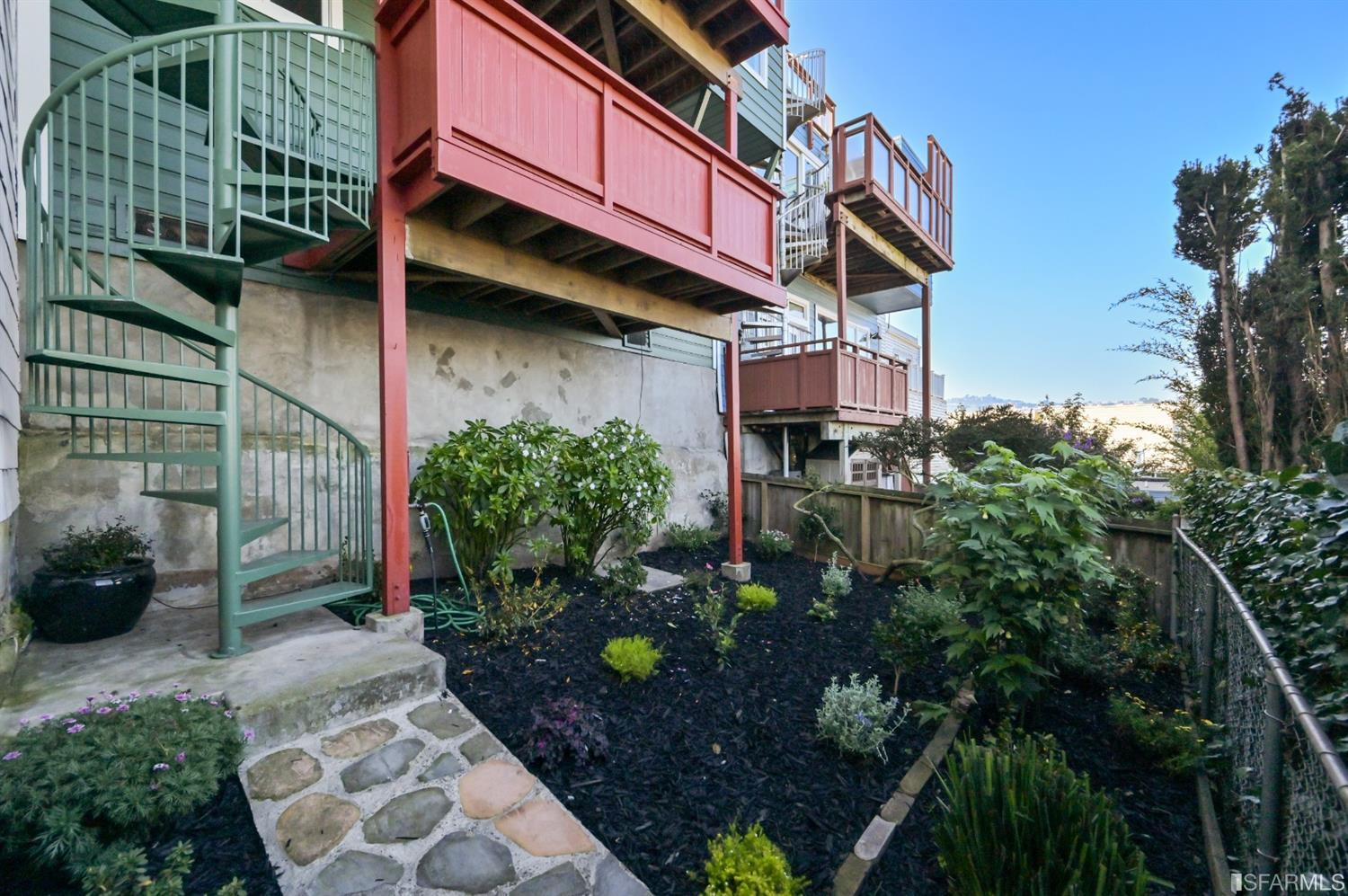 41 Montezuma Street San Francisco, CA 94110 - Photo 61 of 62 a backyard of a house with lots of green space