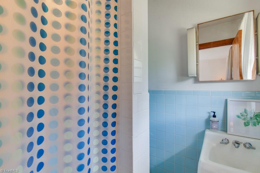 4228 Enterprise Road Lexington, NC 27295 - Photo 17 of 29 Full bath in the master is a rare occurrence in ranch homes built in this era.