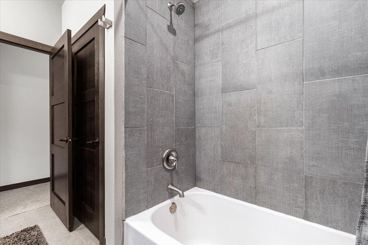 794 Lakeview Ridge Lane Richfield, WI 53017 - Photo 33 of 50 Tiled Shower Surround