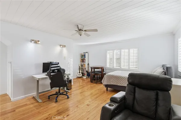 a livingroom with workspace and a window
