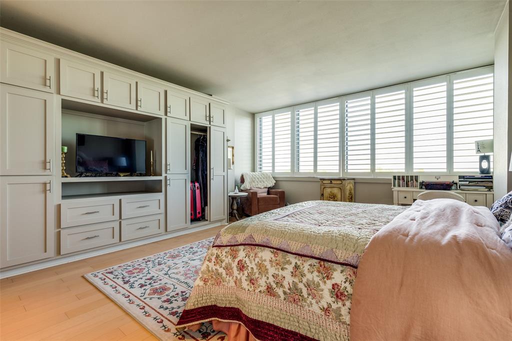 5200 Keller Springs Road, Unit 535 Dallas, TX 75248 - Photo 10 of 25 a bedroom with a bed and a flat screen tv