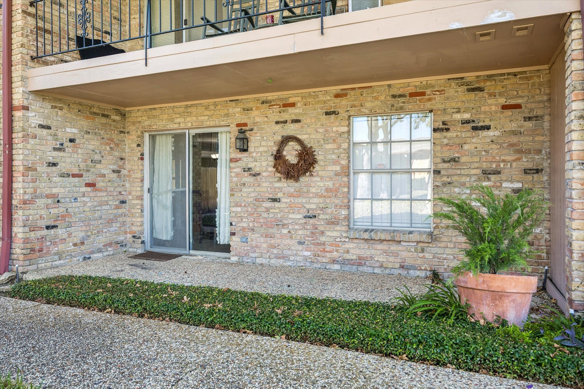 7600 Burgoyne Road, Unit 152 Houston, TX 77063 - Photo 11 of 16 a front view of a building with garden