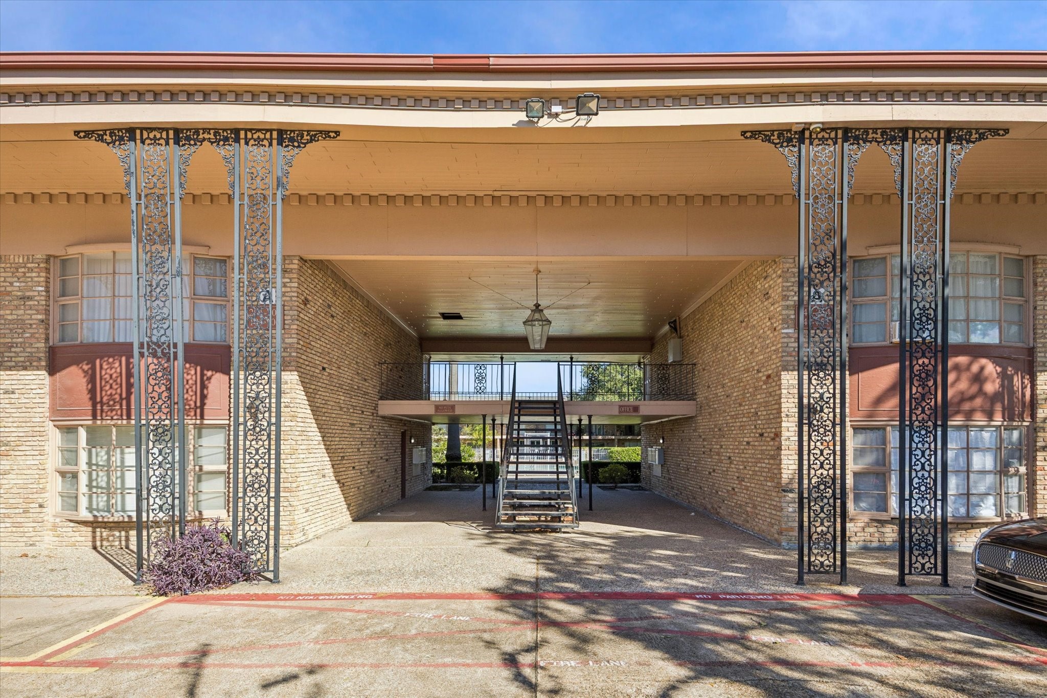 7600 Burgoyne Road, Unit 152 Houston, TX 77063 - Photo 16 of 16 a view of a patio with a table and chairs