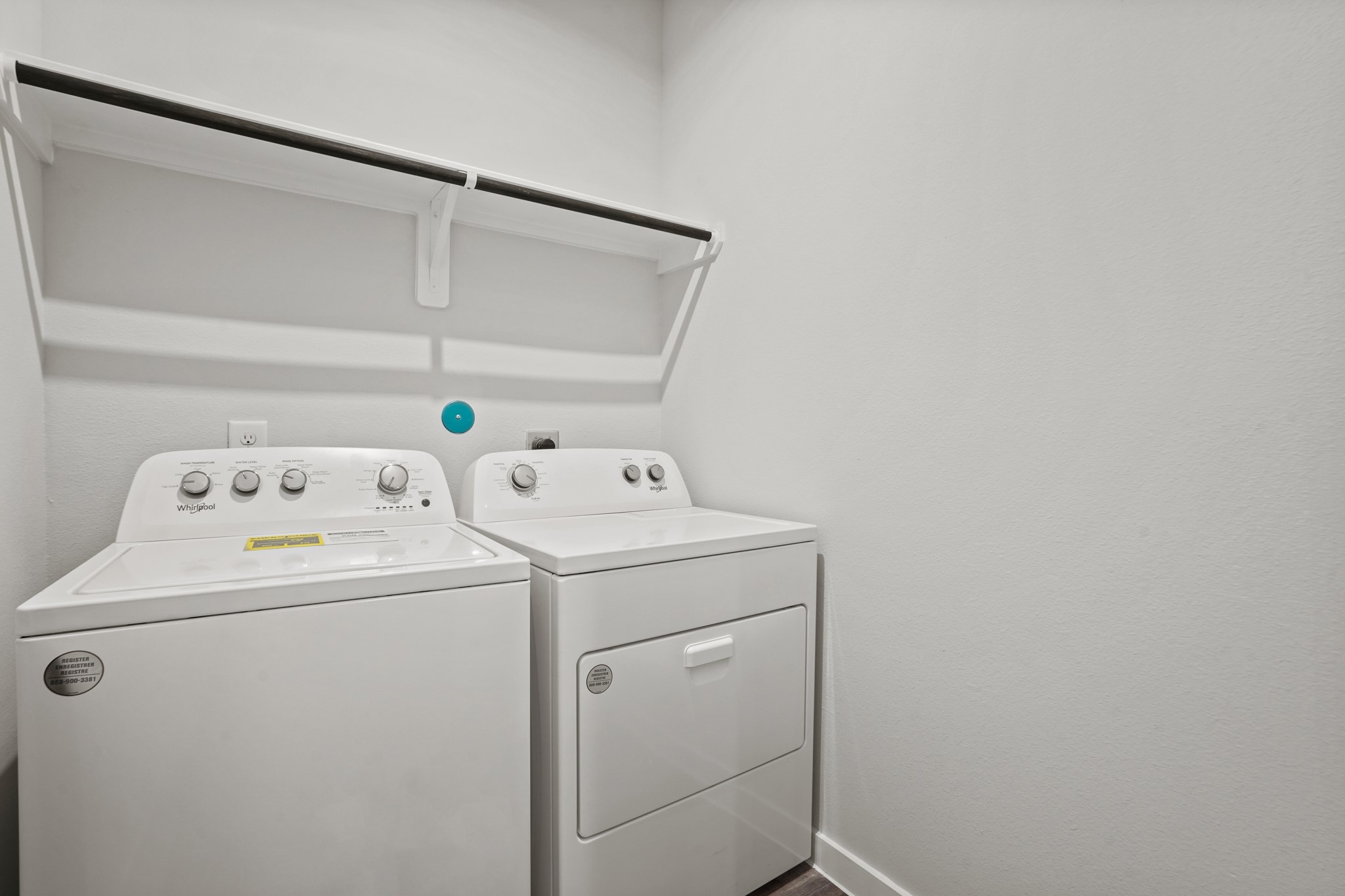512 Shoreview Drive Conroe, TX 77303 - Photo 19 of 27 a utility room with dryer and washer
